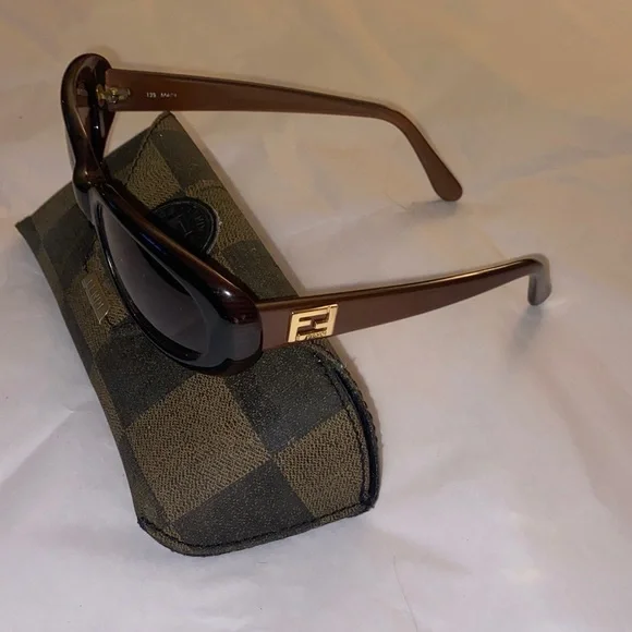 Fendi Black Frame Sunglasses with Brown Lenses and carrying case display picture 1
